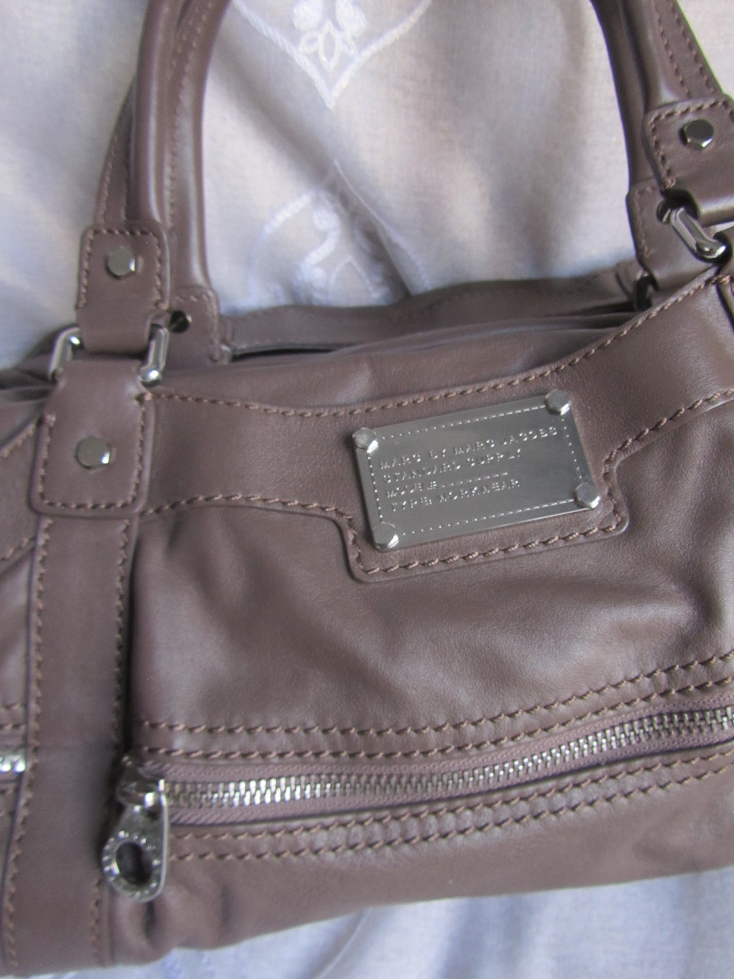 marc by marc jacobs large leather bag in grey