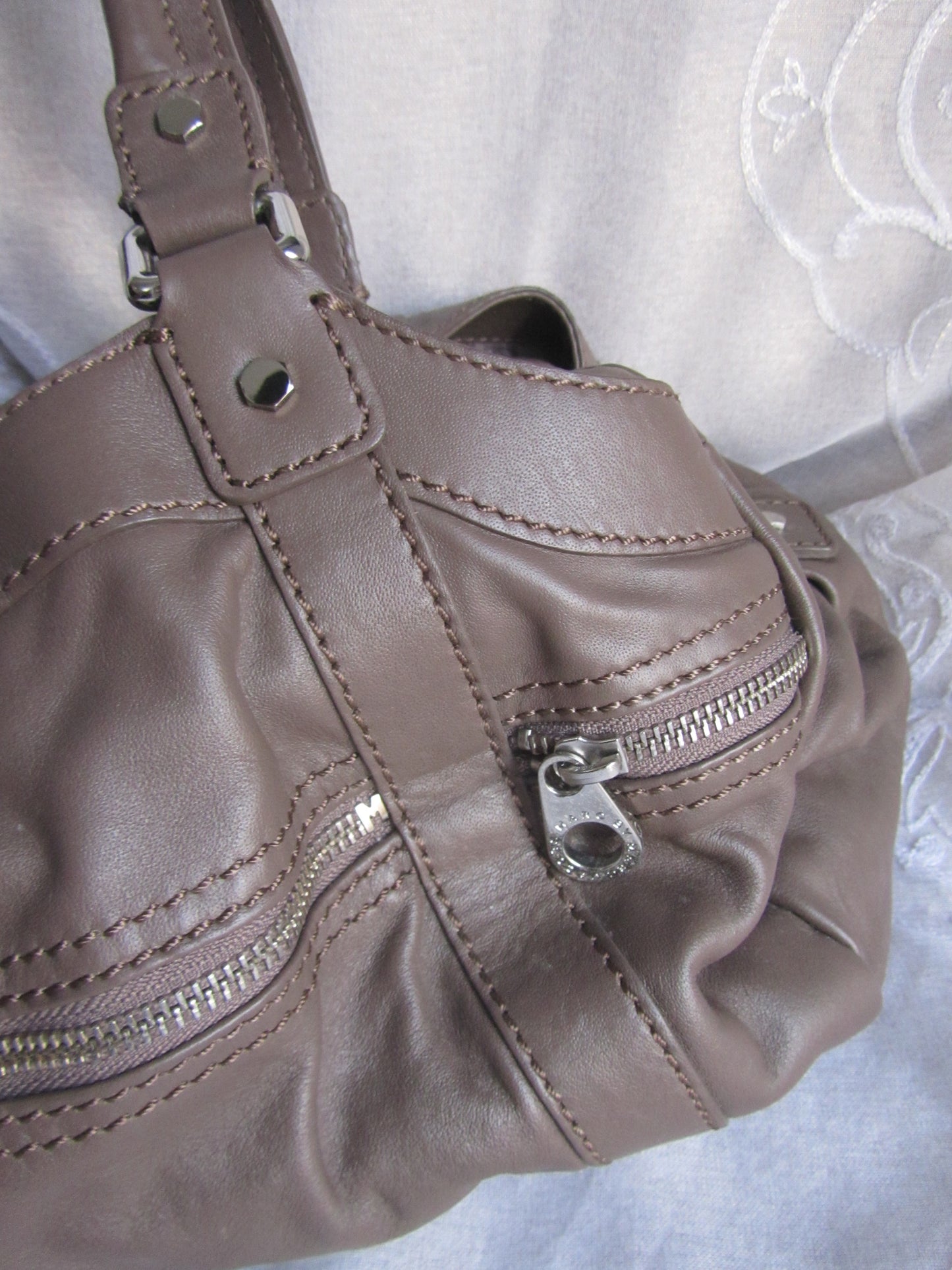 marc by marc jacobs large leather bag in grey