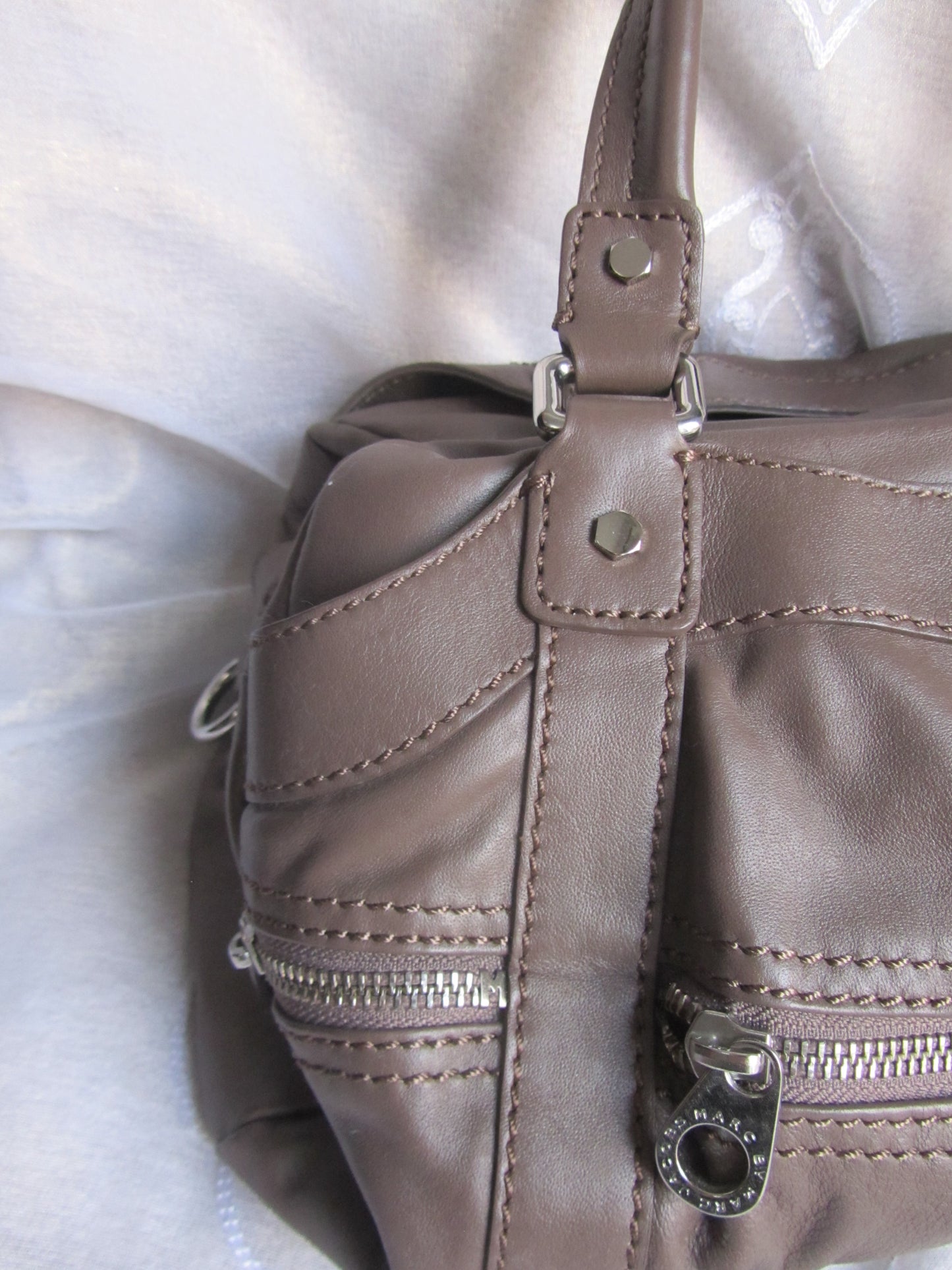 marc by marc jacobs large leather bag in grey