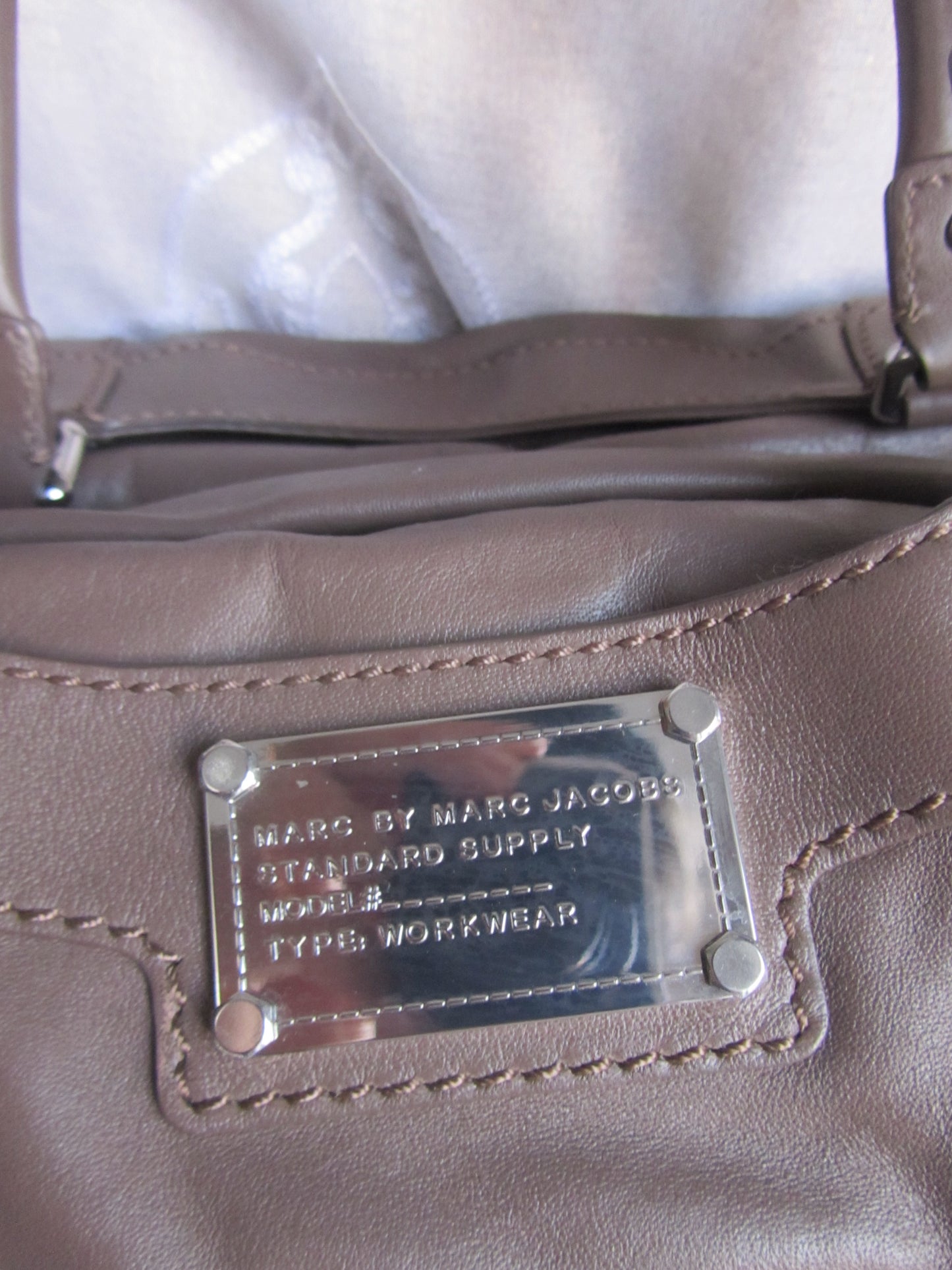 marc by marc jacobs large leather bag in grey