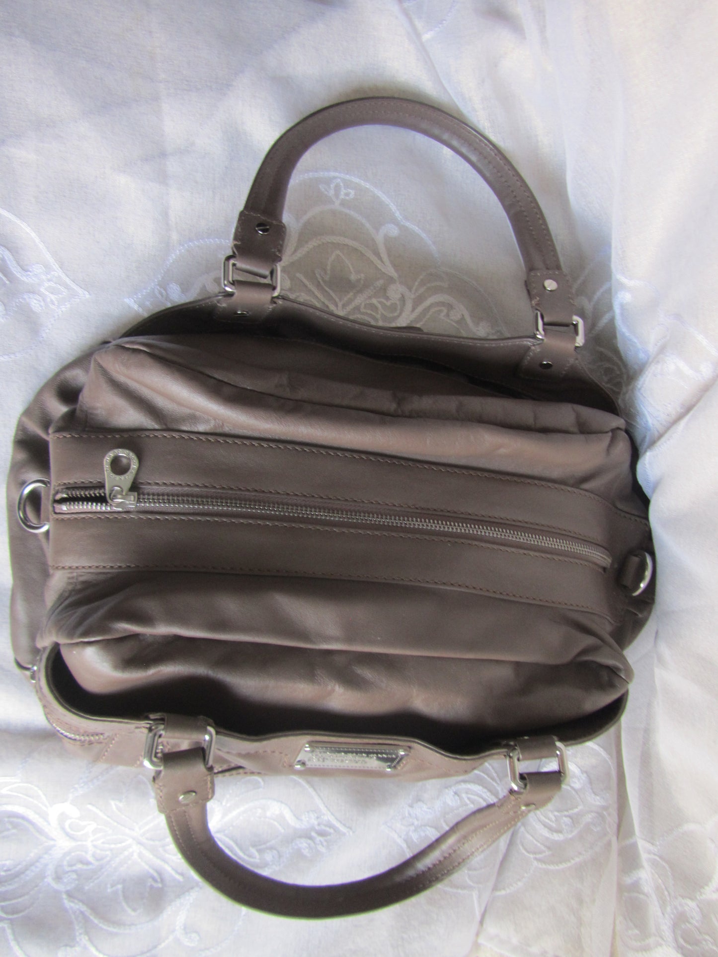 marc by marc jacobs large leather bag in grey