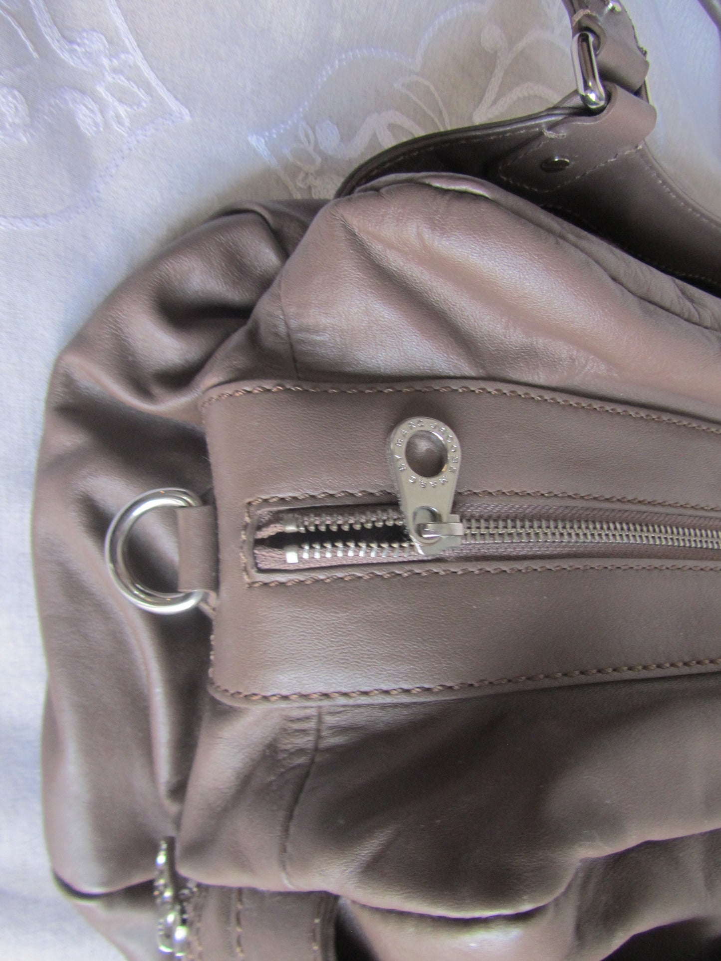 marc by marc jacobs large leather bag in grey