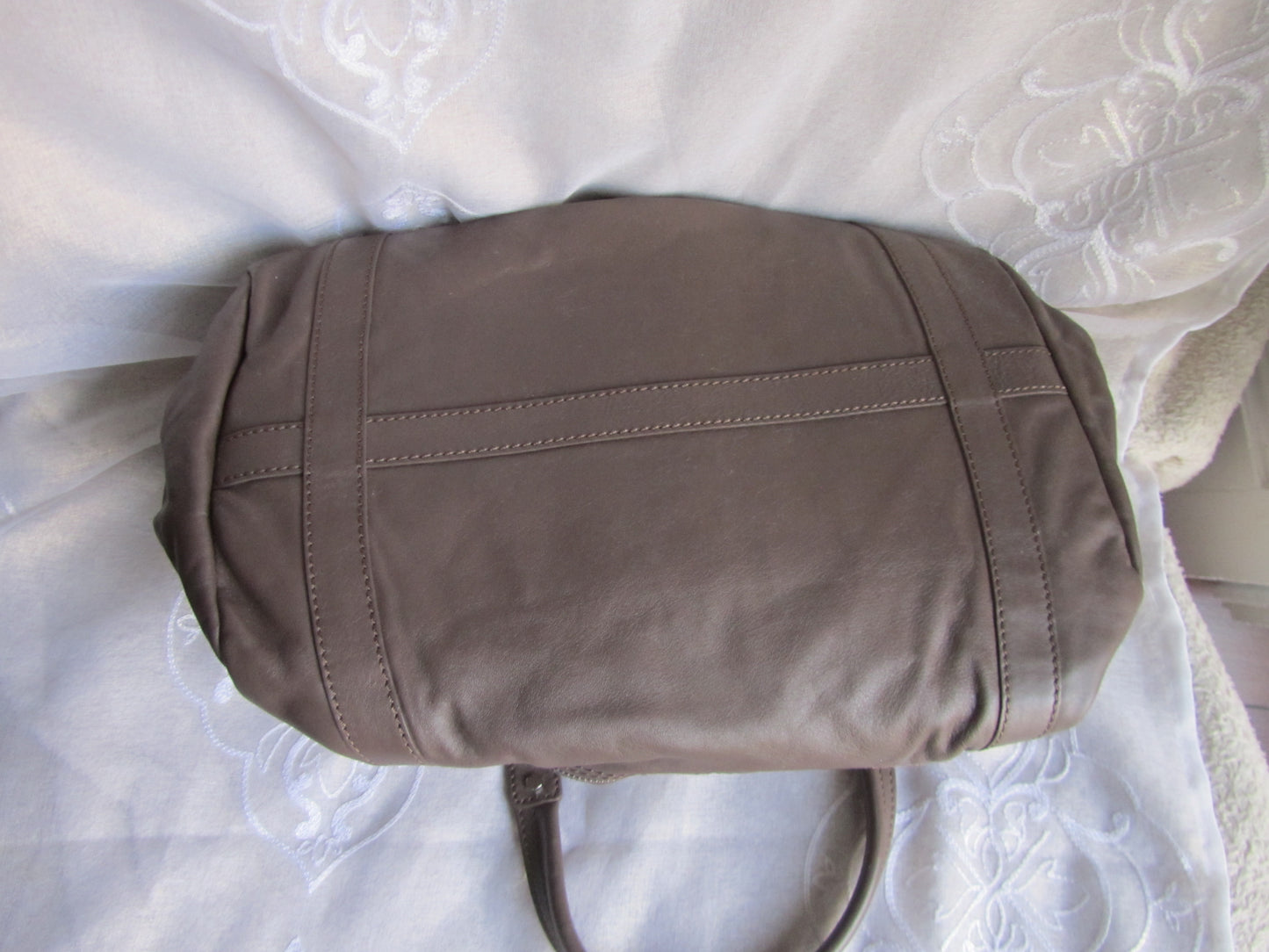 marc by marc jacobs large leather bag in grey