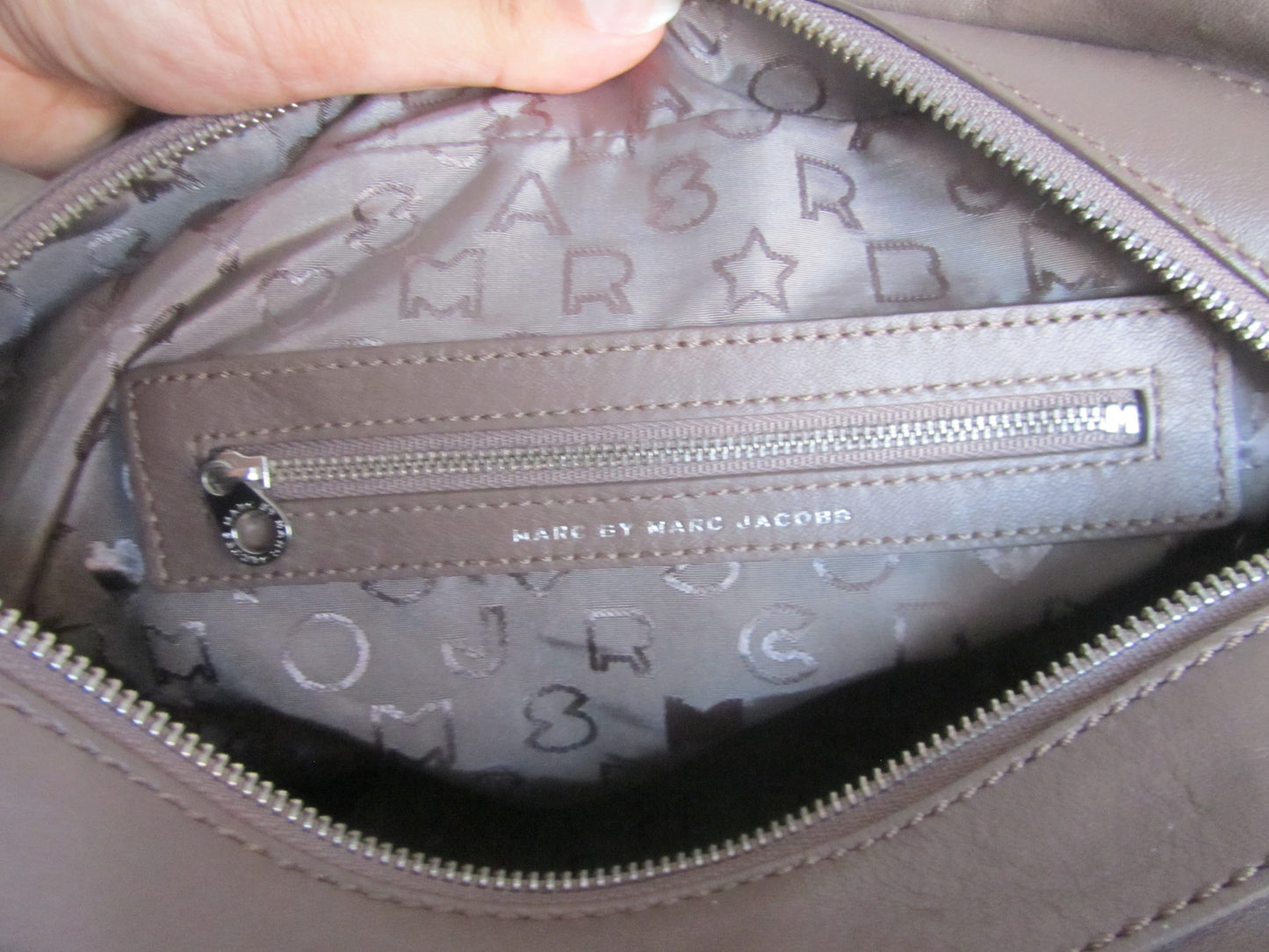 marc by marc jacobs large leather bag in grey