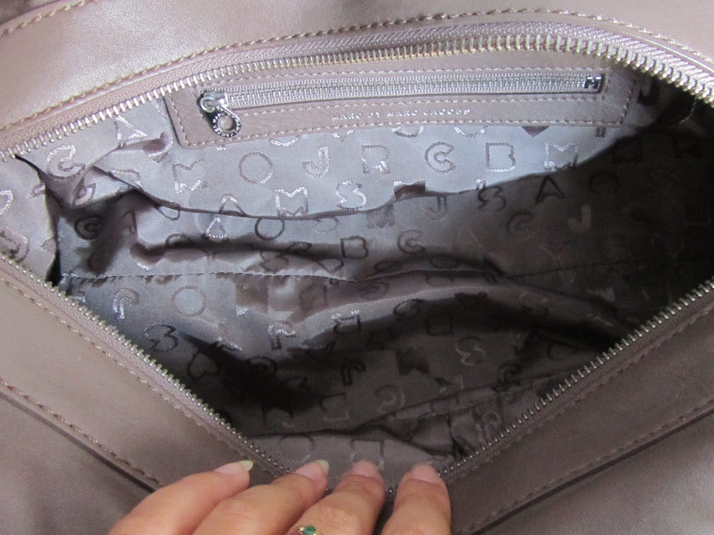 marc by marc jacobs large leather bag in grey