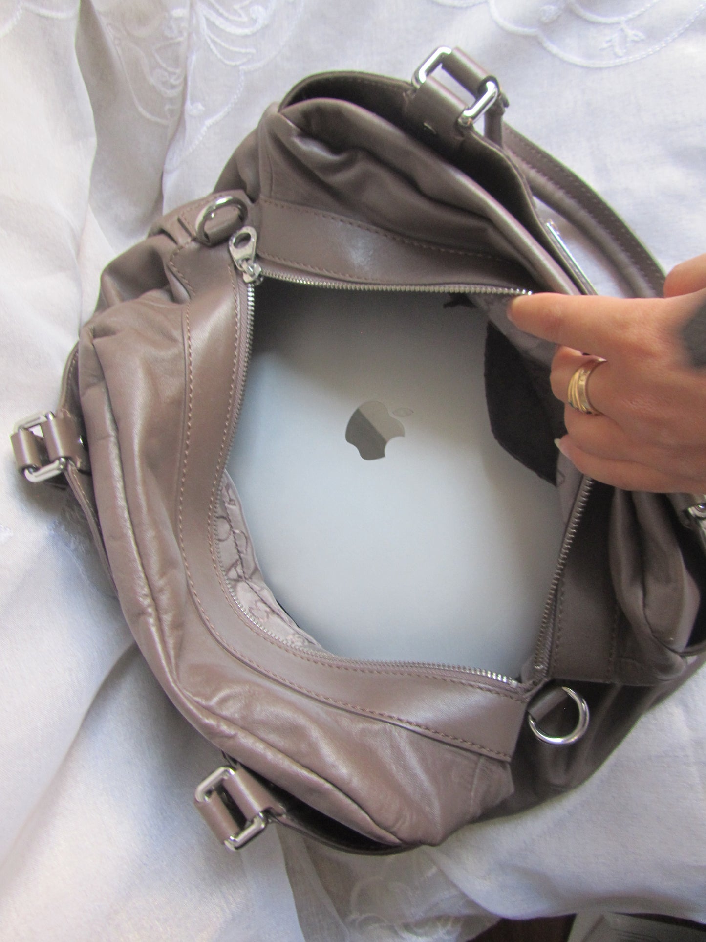 marc by marc jacobs large leather bag in grey