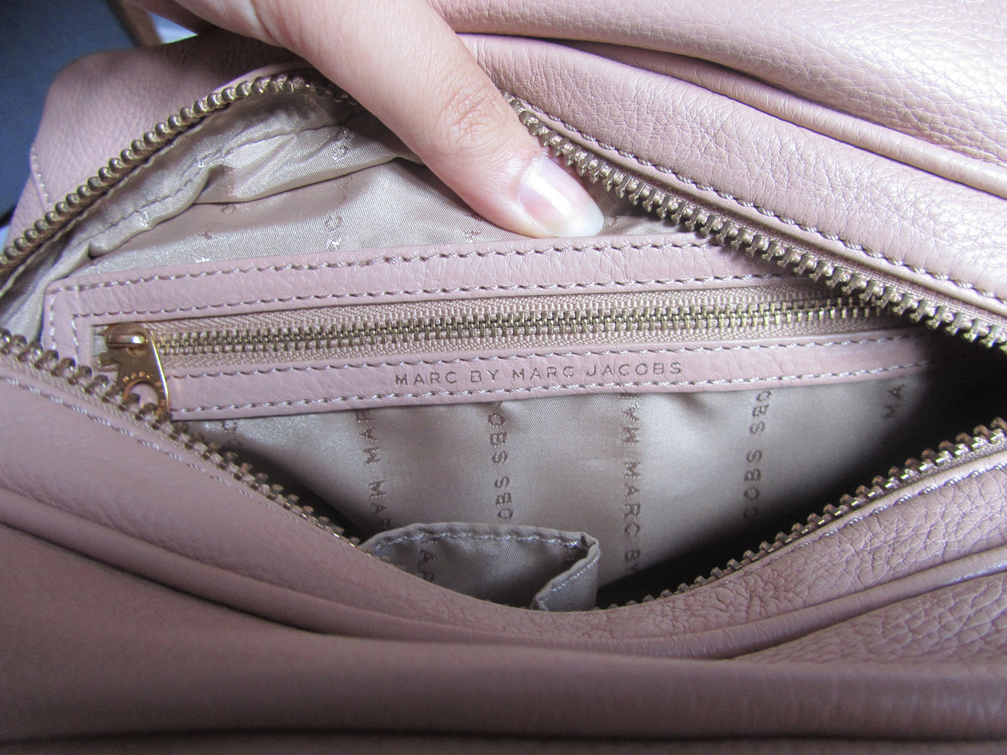 marc by marc jacobs beige baby groovee bag