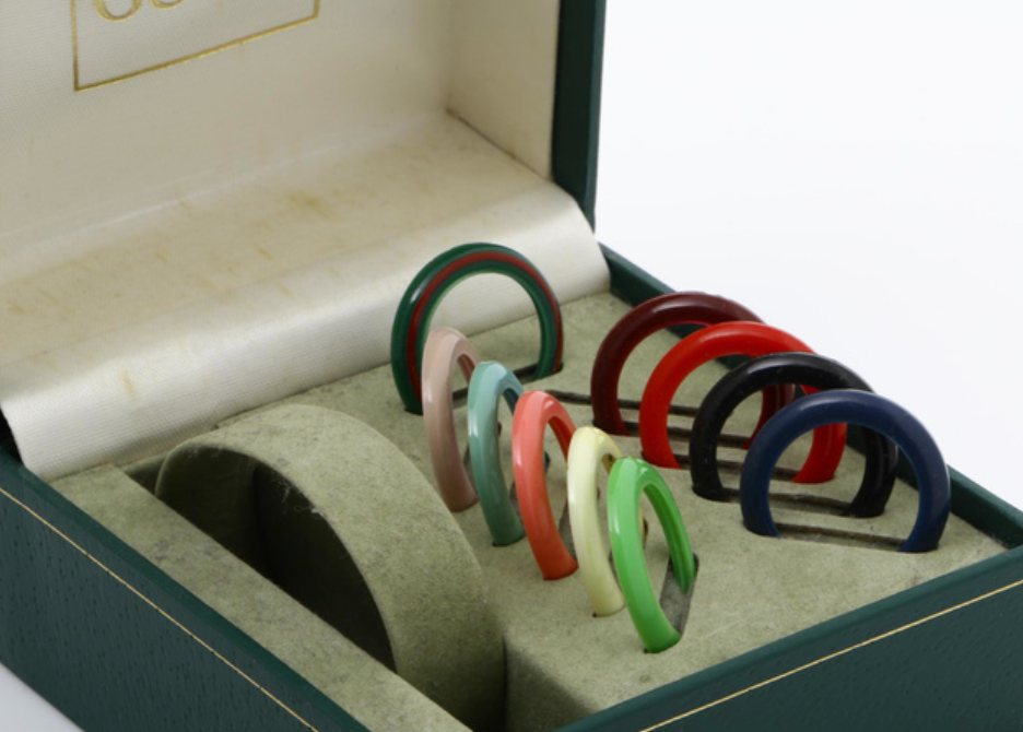 gucci gold-tone bracelet watch with 12 color bezel changes