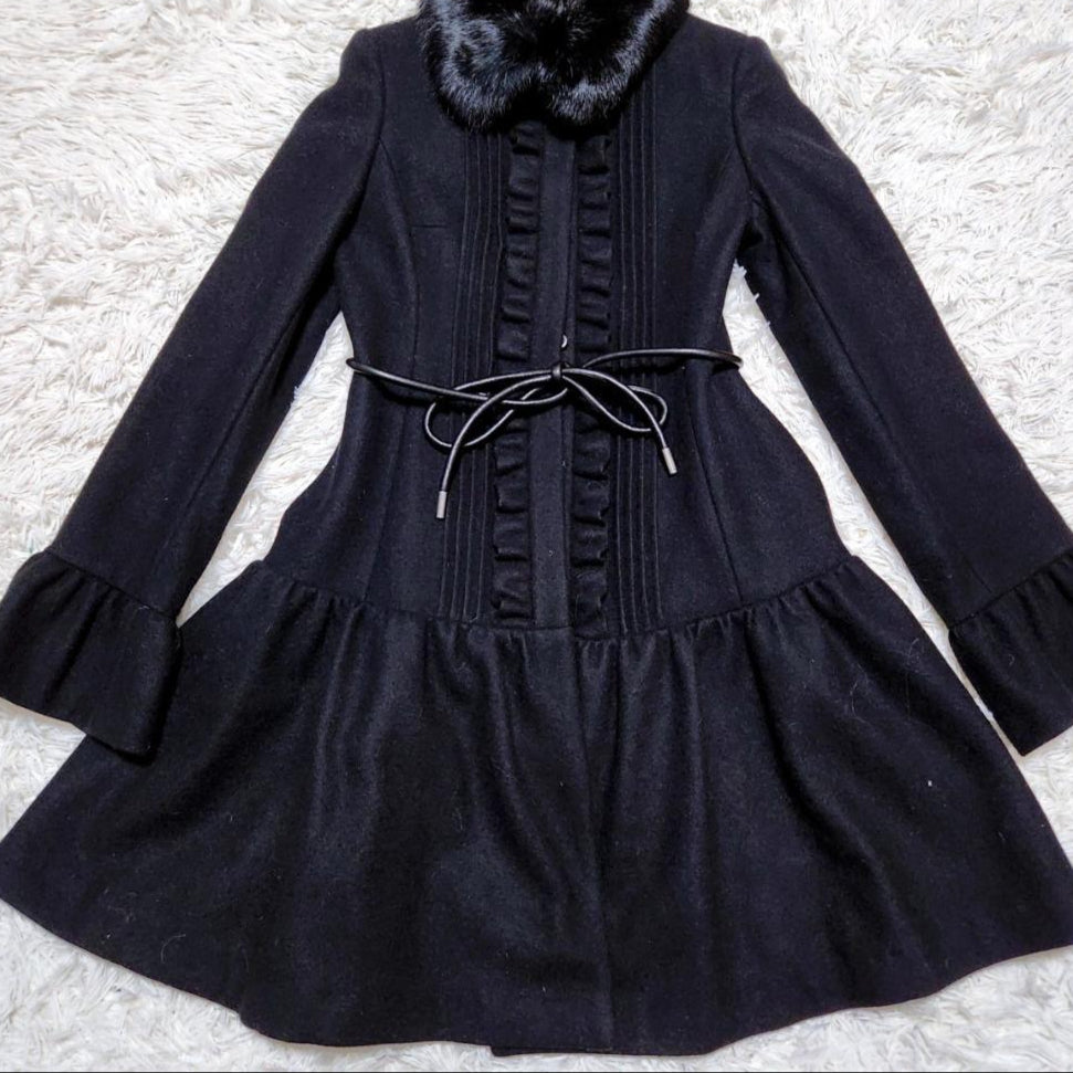 Burberry Elegant Pleated Ruffle Coat with Fur Collar